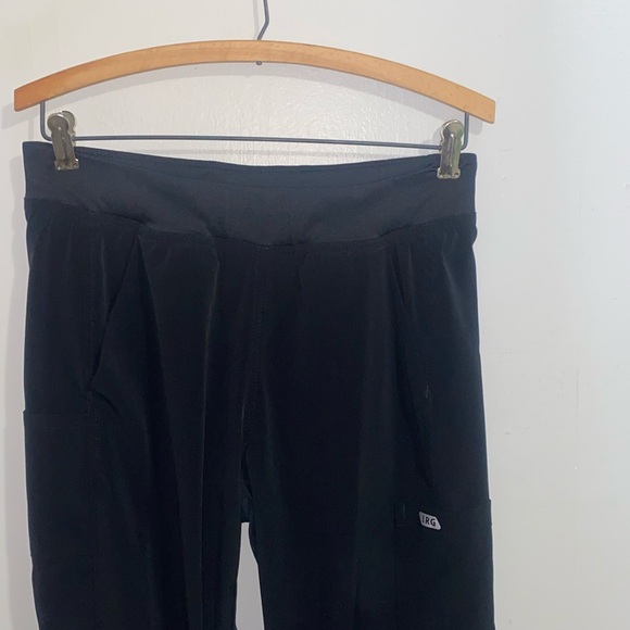 Pants - 🐆Black comfy elastic banded scrub bottoms with pockets!